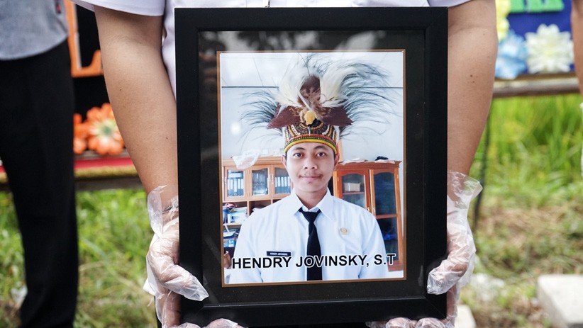 Suasana Pemakaman Staf KPU Yahukimo Papua yang Dibunuh Orang Tak Dikenal - Bagian 3