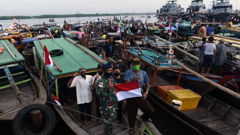 Meriahkan HUT RI, Prajurit TNI AL Bagikan 1.000 Bendera Merah Putih - Bagian 2