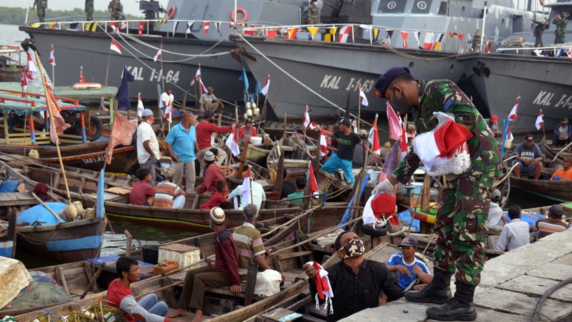 Meriahkan HUT RI, Prajurit TNI AL Bagikan 1.000 Bendera Merah Putih - Bagian 1