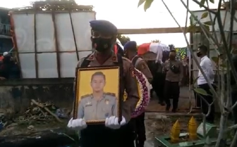 Gugur dalam Tugas, Bharatu Donni Budi Santoso Dimakamkan secara Militer di Pontianak
