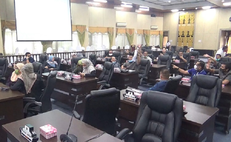 title Rapat Paripurna DPRD Banjarmasin Nyaris Ricuh, Sukro Samakan Tatib Dewan dengan Alquran Rapat Paripurna DPRD Banjarmasin Nyaris Ricuh, Sukro Samakan Tatib Dewan dengan Alquran