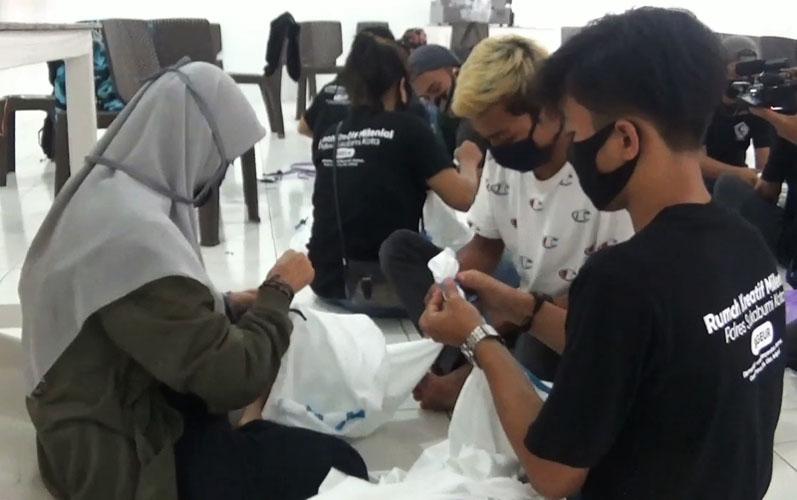 Keren, Puluhan Mantan Anggota Geng Motor di Sukabumi Buat Batik Jumputan Merah Putih