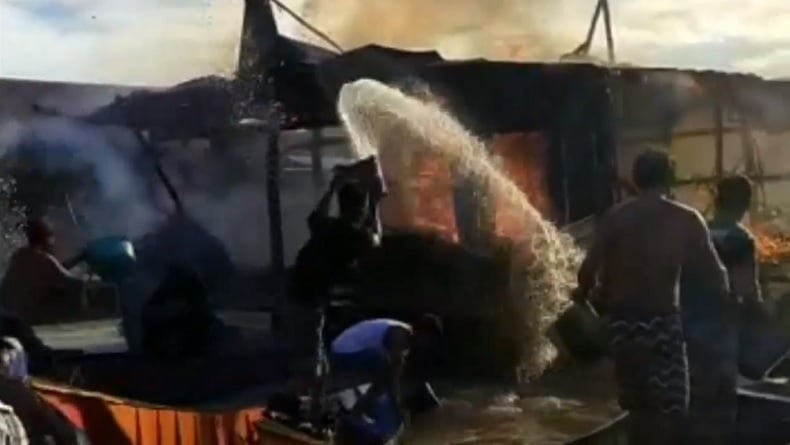 Warga Panik, Rumah Terendam Banjir 2 Meter di Wajo Terbakar