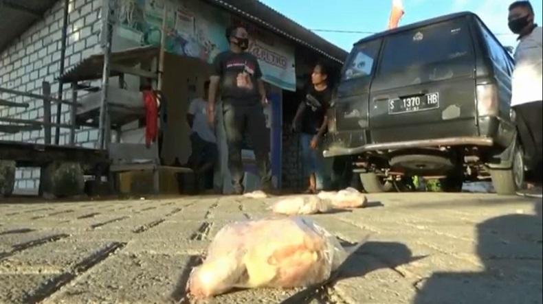 Daging Ayam Bantuan Pemerintah Bau dan Busuk, Kepala Desa di Tuban Ini Mengamuk