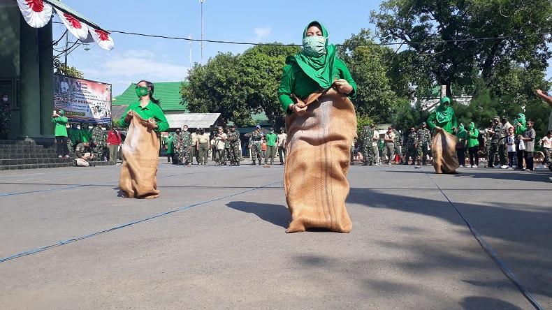 Seru! Persit Kodim 0820 Probolinggo Ikuti Lomba dalam Rangka HUT Kemerdekaan RI Ke-75