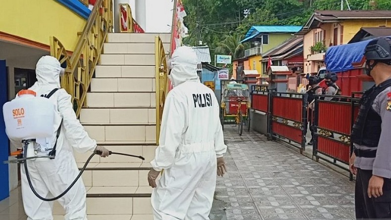 Tekan Penularan Covid-19, Personel Brimob Polda Maluku Semprot Masjid dengan Disinfektan