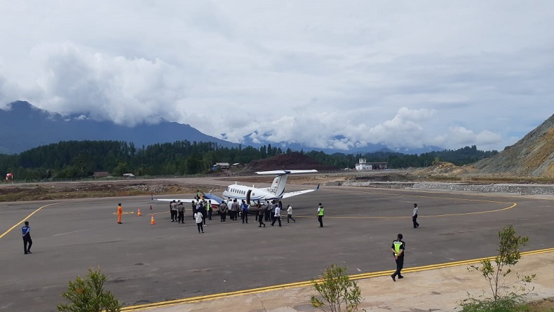 Pesawat Mendarat Perdana di Bandara Buntu Kunik Tana Toraja