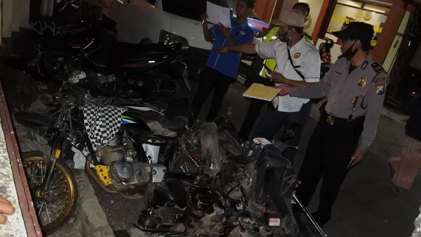 Kecelakaan Beruntun Truk Tabrak Motor di Jember, 7 Orang Tewas - Bagian 2