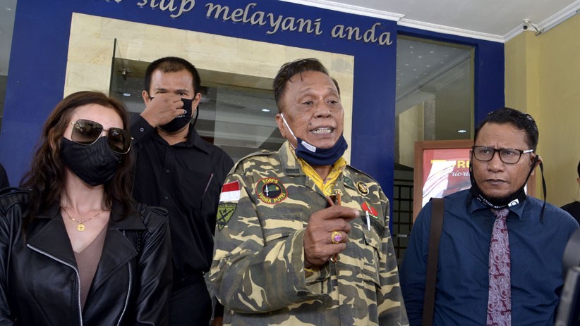 Ajukan Penangguhan Penahanan Jerinx, Ayah dan Istri Jadi Jaminan - Bagian 1