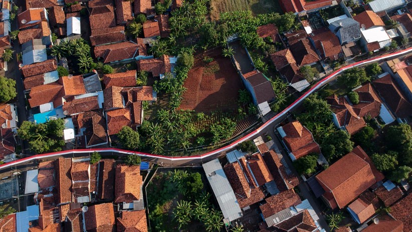 Bendera Merah Putih Sepanjang 900 Meter Hiasi Jalan di Pekalongan - Bagian 1