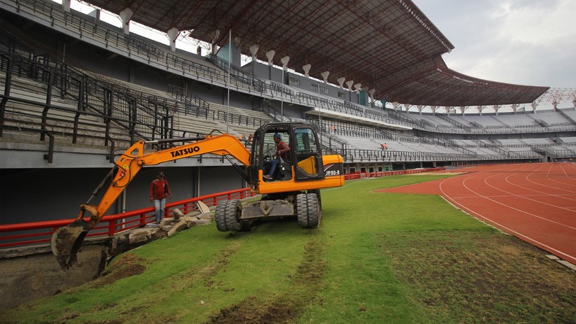 Persiapan Piala Dunia U-20, Rumput Stadion Gelora Bung Tomo Diperbaiki - Bagian 2