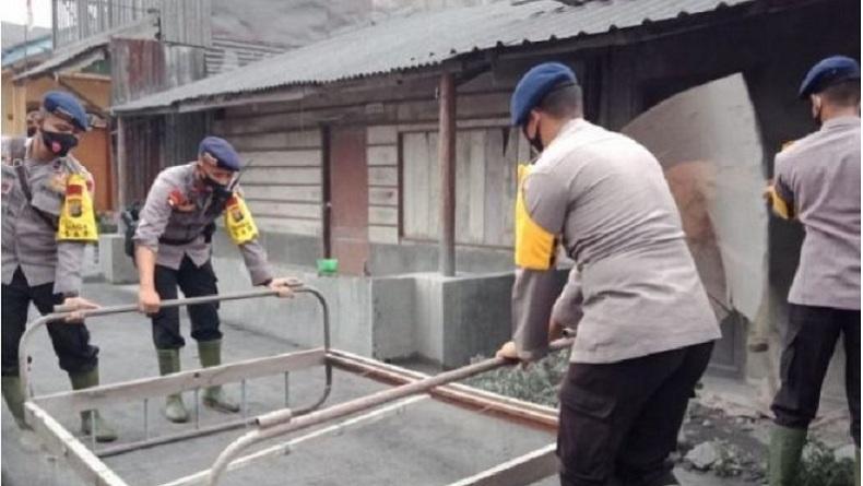 Brimob Polda Sumut Bantu Penanggulangan Dampak Letusan Gunung Sinabung