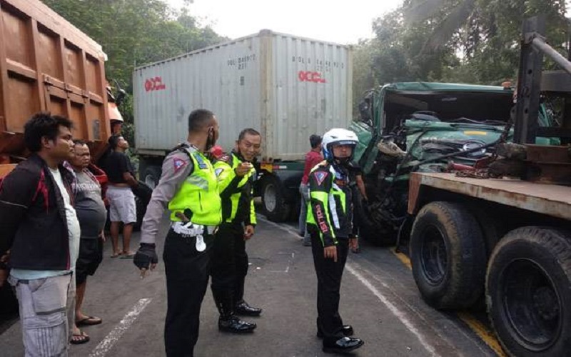 Truk Kontainer Hantam Dump Truk dan Motor di Semarang, Satu Orang Tewas