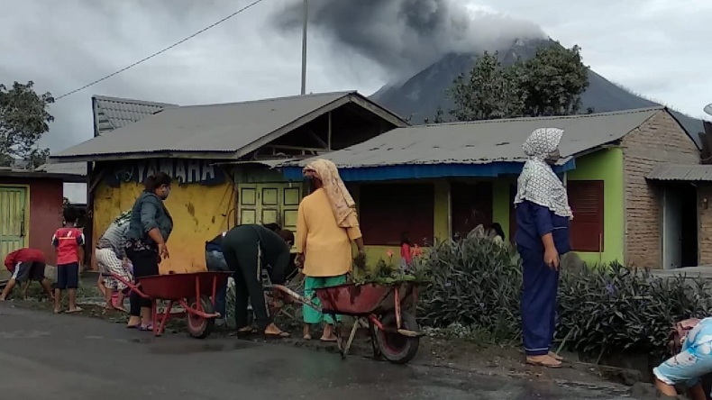 title Warga Karo Gotong Royong Sambut HUT RI di Tengah Pandemi Covid-19 dan Erupsi Sinabung Warga Karo Gotong Royong Sambut HUT RI di Tengah Pandemi Covid-19 dan Erupsi Sinabung
