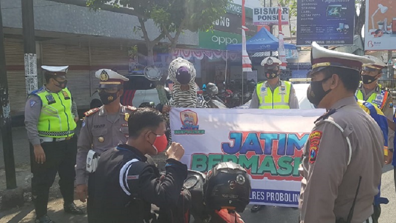Sosialisasikan Jatim Bermasker, Polres Probolinggo Ajak Badut Zebra