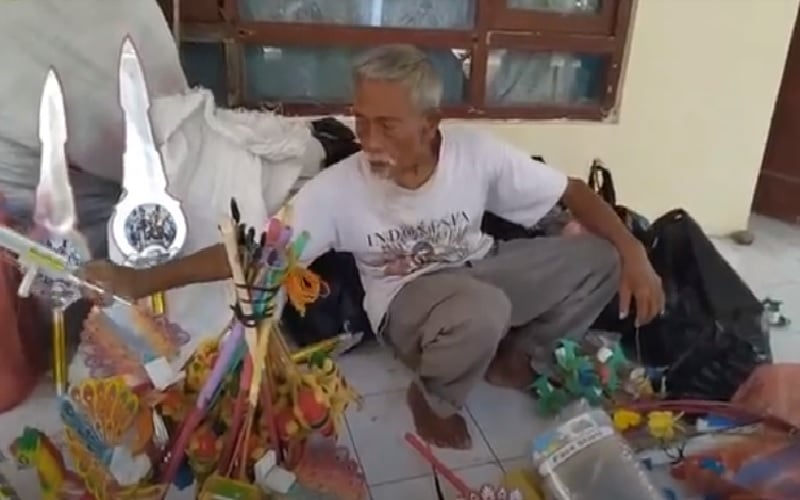 title Zaman Muda Jadi Mata-Mata Tentara Indonesia, Kakek Ini Kini Berjuang Jualan Mainan Zaman Muda Jadi Mata-Mata Tentara Indonesia, Kakek Ini Kini Berjuang Jualan Mainan