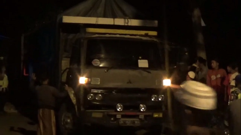 title Truk Fuso Rem Blong Tabrak 6 Motor di Jember, 8 Orang Tewas Truk Fuso Rem Blong Tabrak 6 Motor di Jember, 8 Orang Tewas