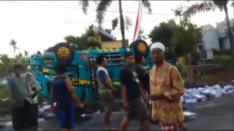 Detik-Detik Truk Fuso Rem Blong Tabrak Motor, 8 Orang Tewas