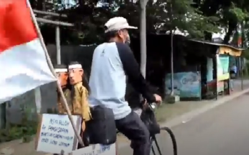 Ditemani Boneka Kembar, Pria Brebes Gowes Sepeda ke Jakarta untuk Ikut Upacara di Istana