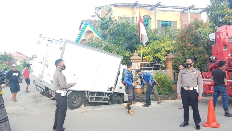 Mobil Boks Hantam Sepeda Motor di Wajo, Pengendara Dilarikan ke Rumah Sakit