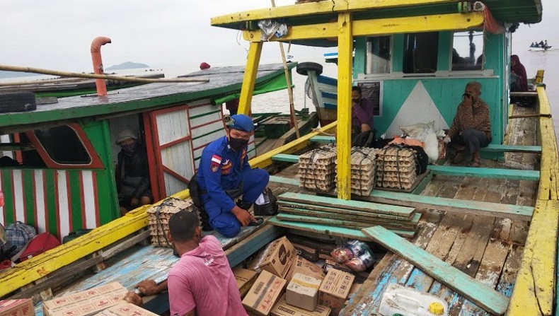 Cegah Peredaran Barang Terlarang dan Ilegal, Polisi Air Polres Bengkayang Cek Muatan Kapal