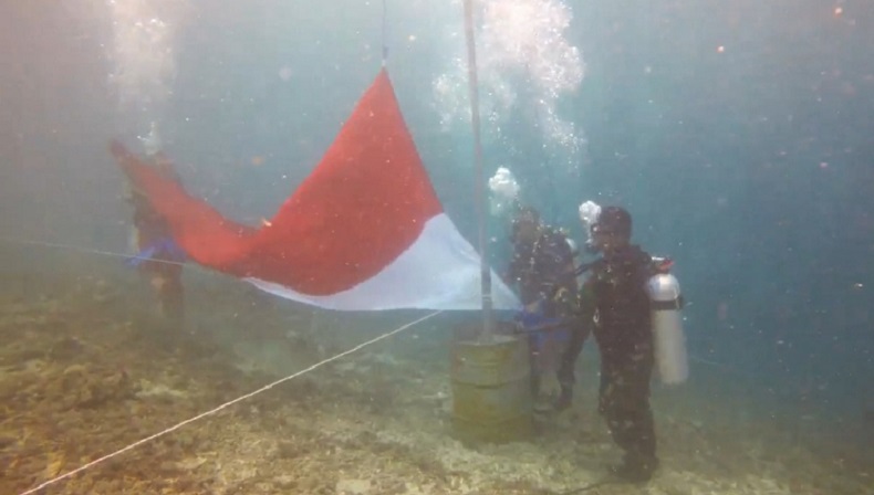 Wow! 100 Penyelam Gabungan di Ternate Kibarkan Bendera Merah Putih di Bawah Laut