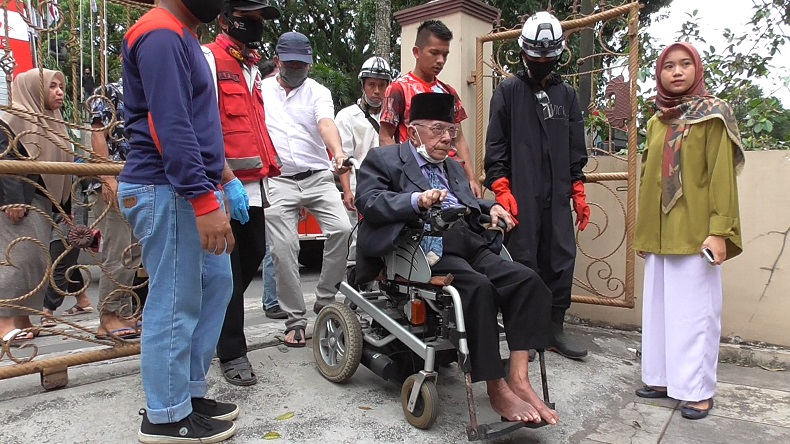 Hotel di Bukittinggi Terbakar, Petugas Evakuasi 2 Lansia Terjebak di Kamar