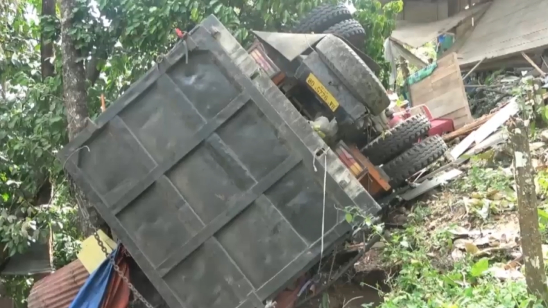 Truk Bermuatan Batubara di Padang Tabrak Warung dan Masuk Jurang