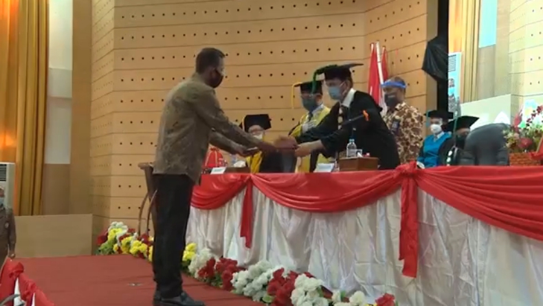Sedih, Seorang Ayah di Makassar Wakili Wisuda Putrinya yang Meninggal