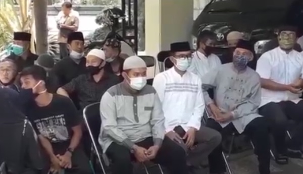 Diiringi Isak Tangis, Mantan Bupati Indramayu Yance Dimakamkan di Belakang Rumah
