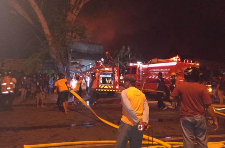 Gudang Mebel di Bantul Terbakar Diduga Korsleting Listik, Kerugian Rp10 Miliar