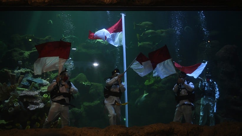 Unik, Penyelam Gelar Upacara HUT ke-75 RI di Dalam Akuarium - Bagian 1