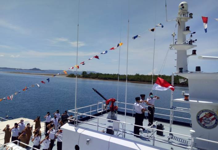 Bakamla Zona Maritim Tengah Gelar Upacara HUT ke-75 RI dari Geladak Kapal