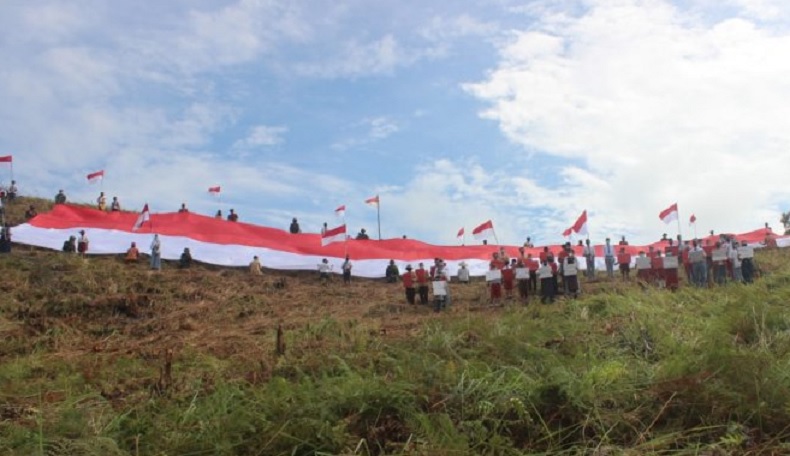 Berukuran Raksasa, Bendera Merah Putih Berkibar di Perbatasan RI-Malaysia