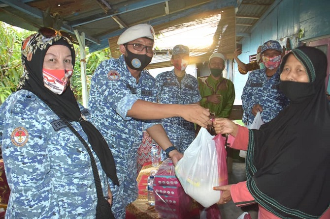 Forum Bela Negara Kota Padang Serahkan Bantuan Sembako untuk Veteran