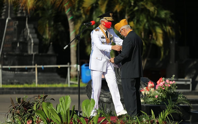 Ganjar Undang Veteran Naik Podium saat Upacara 17 Agustus