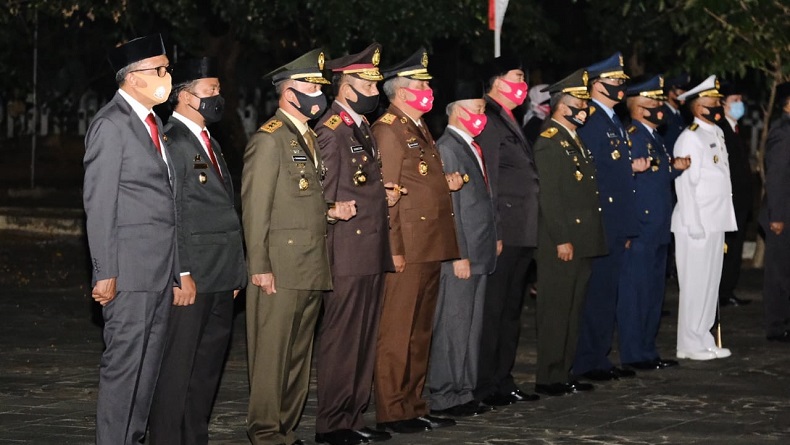 Ditemani Nyala Obor, Gubernur Nurdin Abdullah Upacara di TMP Makassar