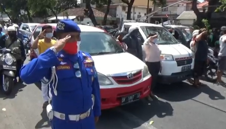 Berhenti saat Detik Proklamasi, Pengendara di Denpasar Beri Hormat ke Merah Putih