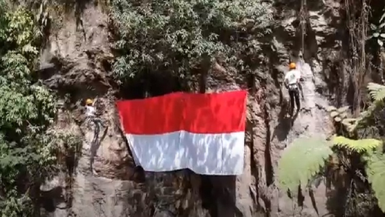 Rayakan HUT Ke-75 RI, Bendera Raksasa Berkibar di Tebing Alam Sampuren Sikulikap