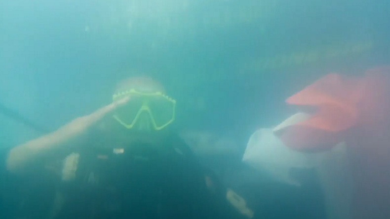 HUT RI, TNI AL Kibarkan Merah Putih di Kedalaman 15 Meter Perairan Selat Malaka