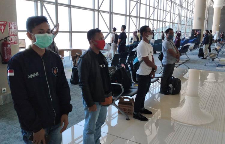 Momen Penumpang di Bandara YIA Berdiri Tegak Peringati Detik-Detik Proklamasi