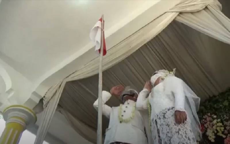 Usai Ijab Kabul, Pengantin di Boyolali Langsung Kibarkan Bendera Merah Putih