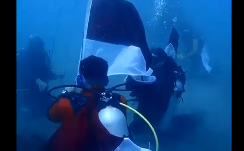 Pelaku Pariwisata Bali Gelar Upacara Bendera di Bawah Laut