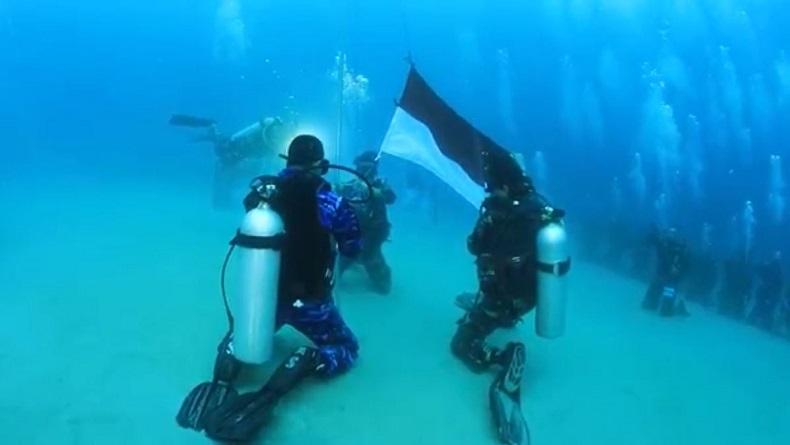 Peringati HUT Ke-75 RI, Kodam XVI Pattimura Ambon Gelar Upacara Bendera di Bawah Air