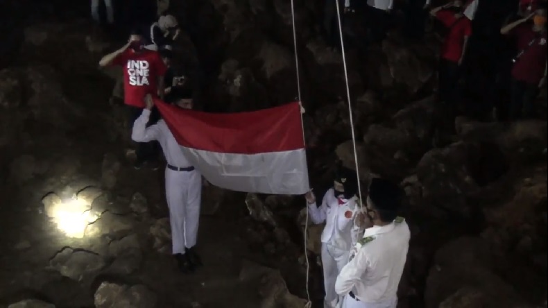 Pemuda di Bone Gelar Upacara HUT RI di Dalam Goa Bersejarah