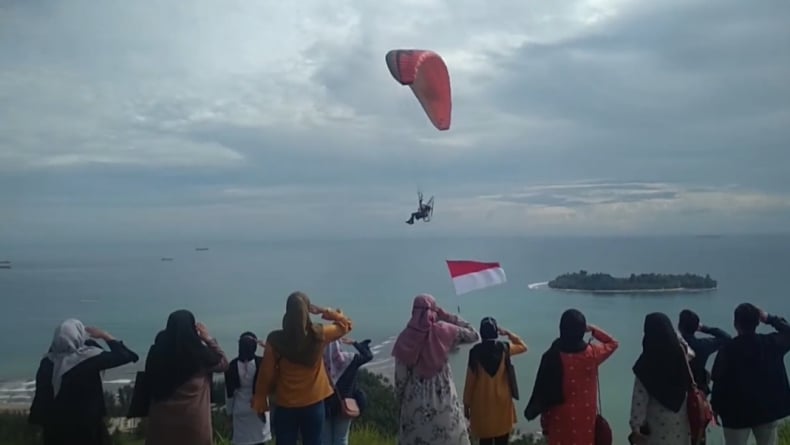 Keren! Komunitas Aerosport Sumbar Gelar Upacara Bendera di Udara