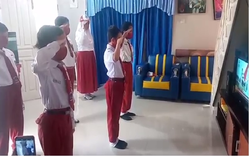 Berseragam Lengkap, Siswa SD di Semarang Ikuti Upacara di Depan TV