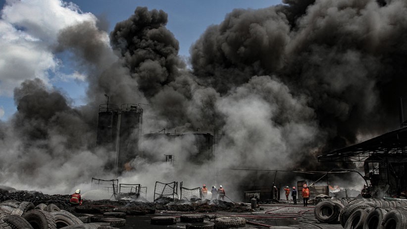 Pabrik Pengolahan Ban Bekas di Pekanbaru Ludes Terbakar - Bagian 1