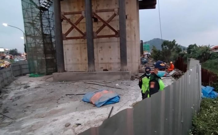 TKA China Tewas Terjatuh saat Pasang Tiang Elevated Proyek KCJB di Bandung Barat