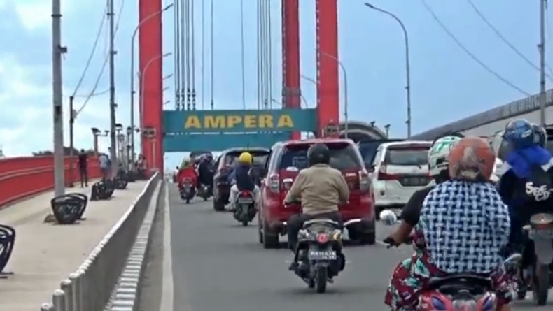 Duh! Pagar Pembatas Jembatan Ampera Palembang Digondol Pencuri